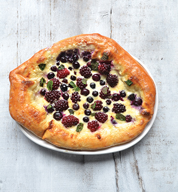 Black & Blue Dessert Pizza recipe, sweet dessert pizza, blackberries, blueberries,