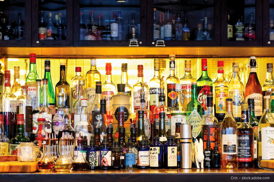 full bar shelfs with liquor, Safe Beverage Storage and Handling at Restaurants